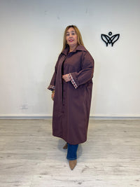 Trench gabardina oversize burdeos con detalle de cuadros