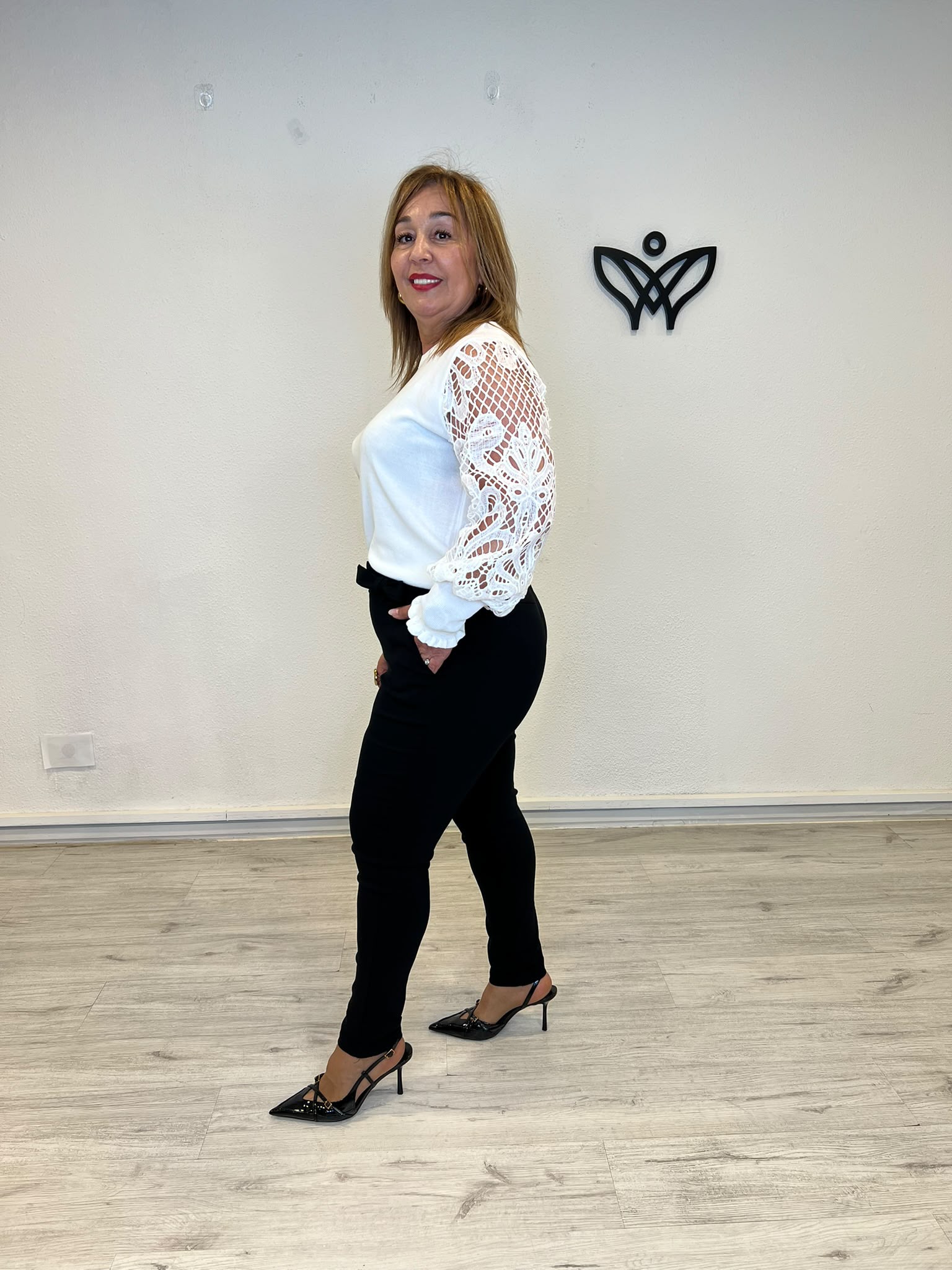 Pantalón negro elástico de tiro medio