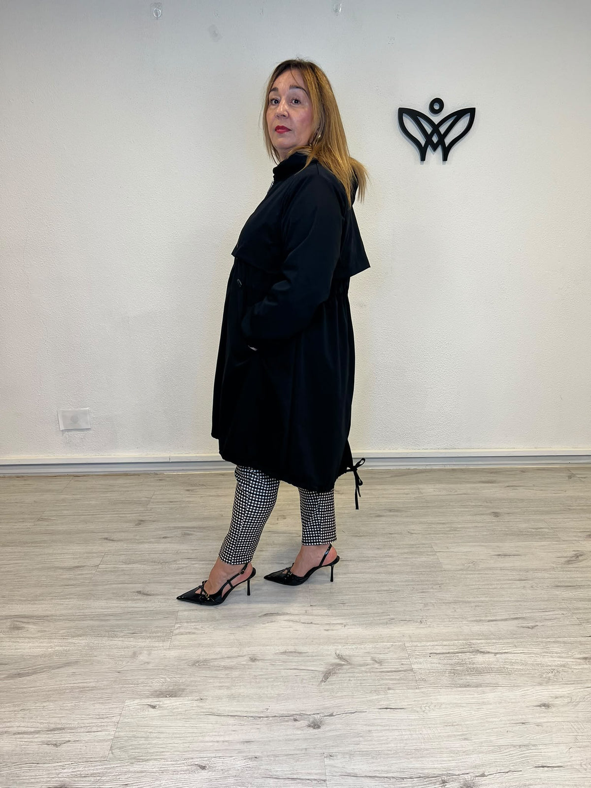 Trench gabardina negra con capucha, cintura ajustable y bolsillos