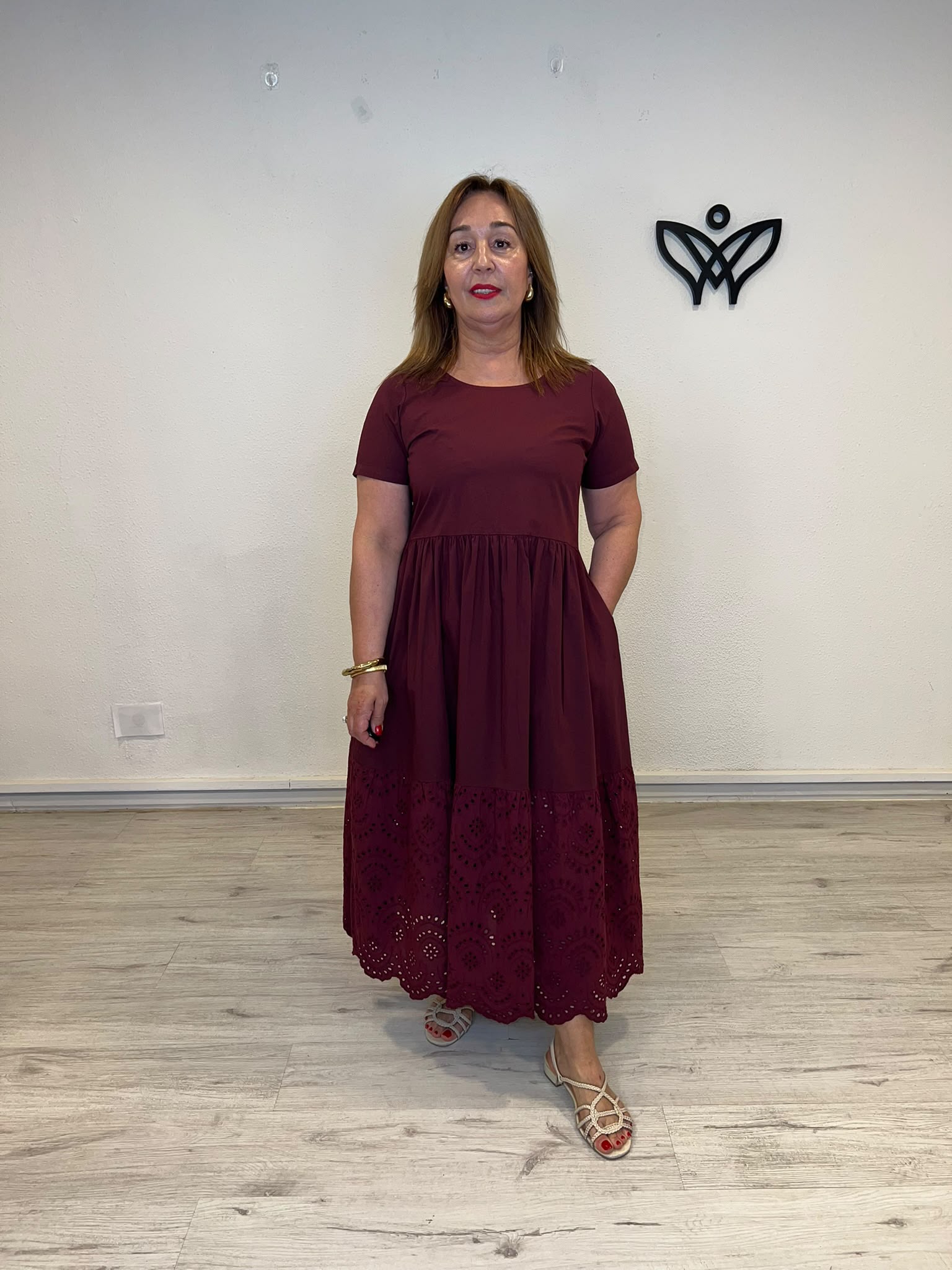 Vestido algodón burdeos con bordado inglés y bolsillos