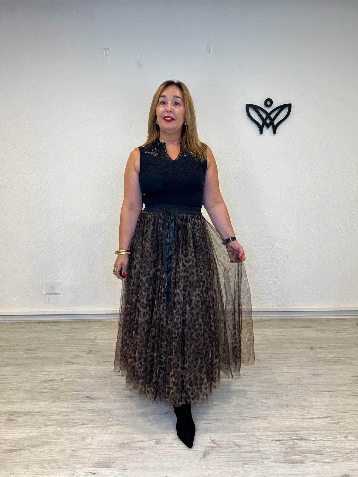 Falda midi de tul estampado animal print con lazo negro