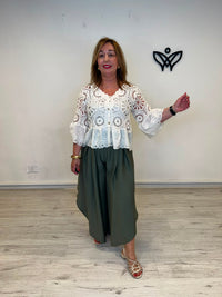 Chaqueta crochet beige con bordado inglés y volante