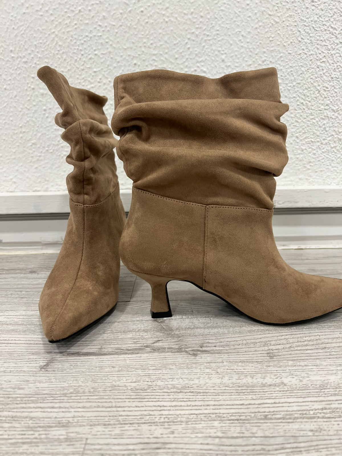 Botín beige de ante con tacón y caña arrugada