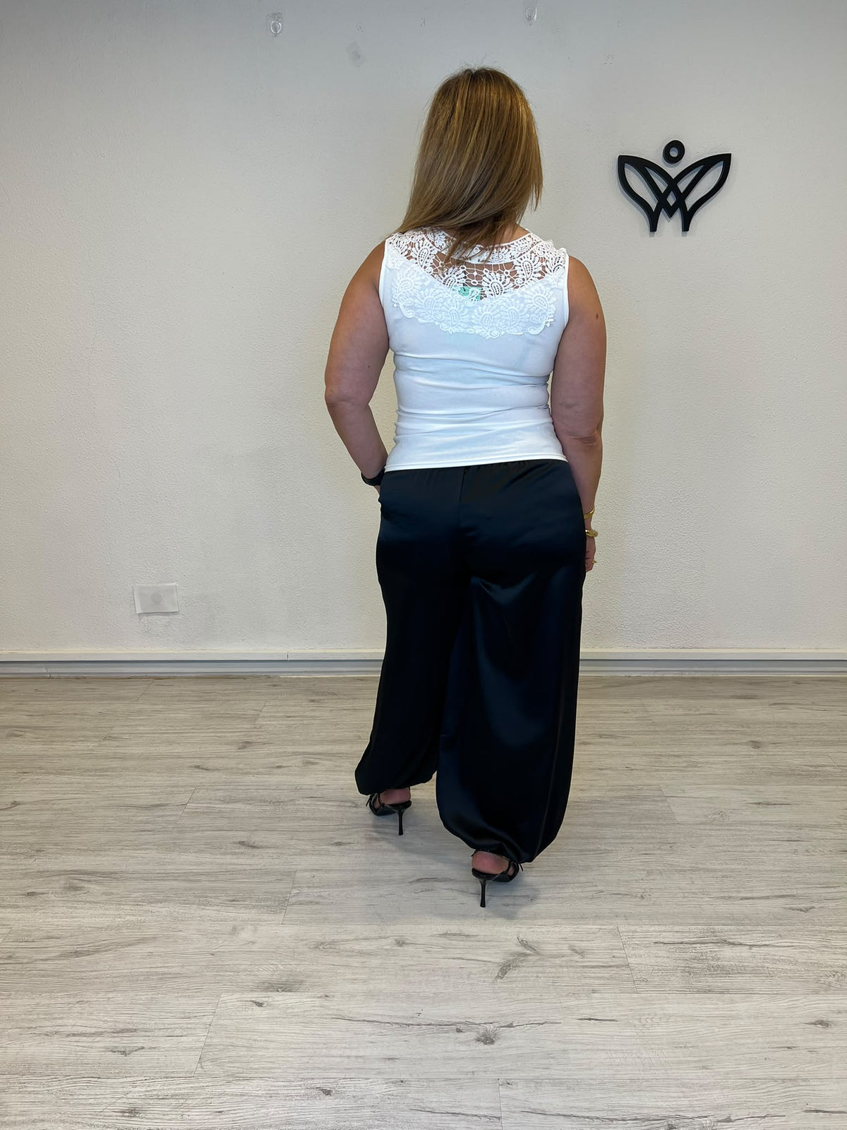 Top blanco con encaje floral en el escote