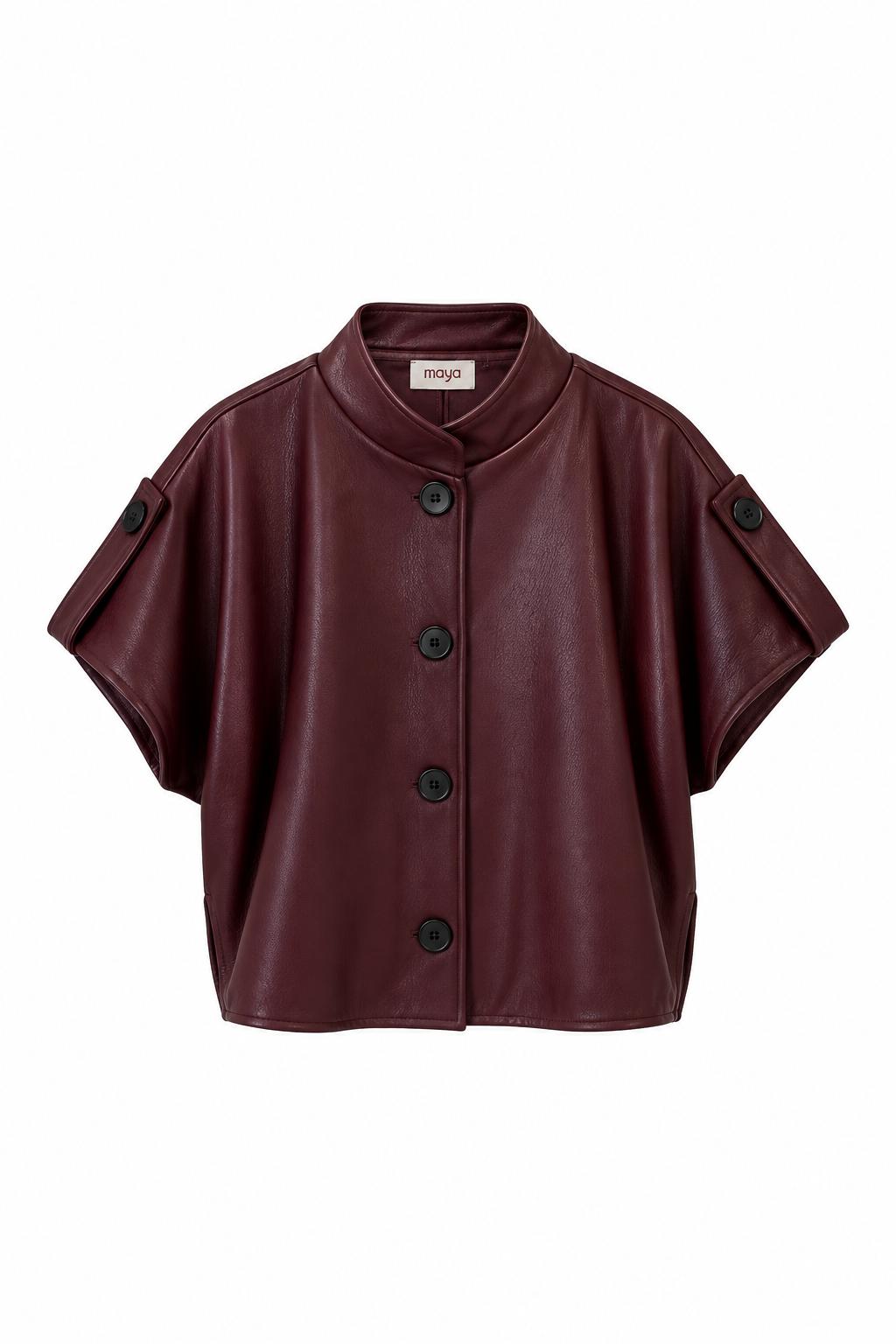 Chaqueta de polipiel burdeos tipo capa con manga corta y cuello mao