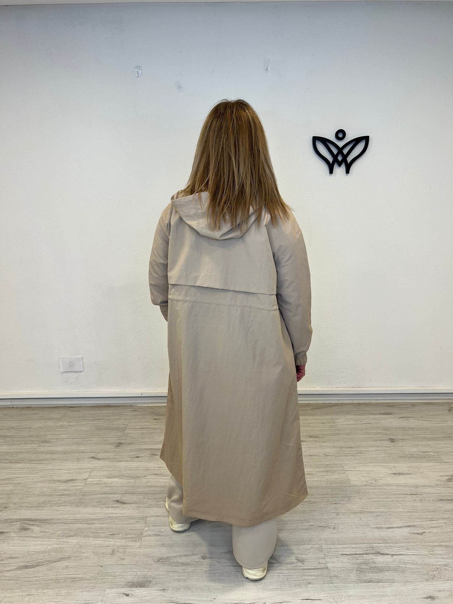 Trench larga beige con capucha y cremallera