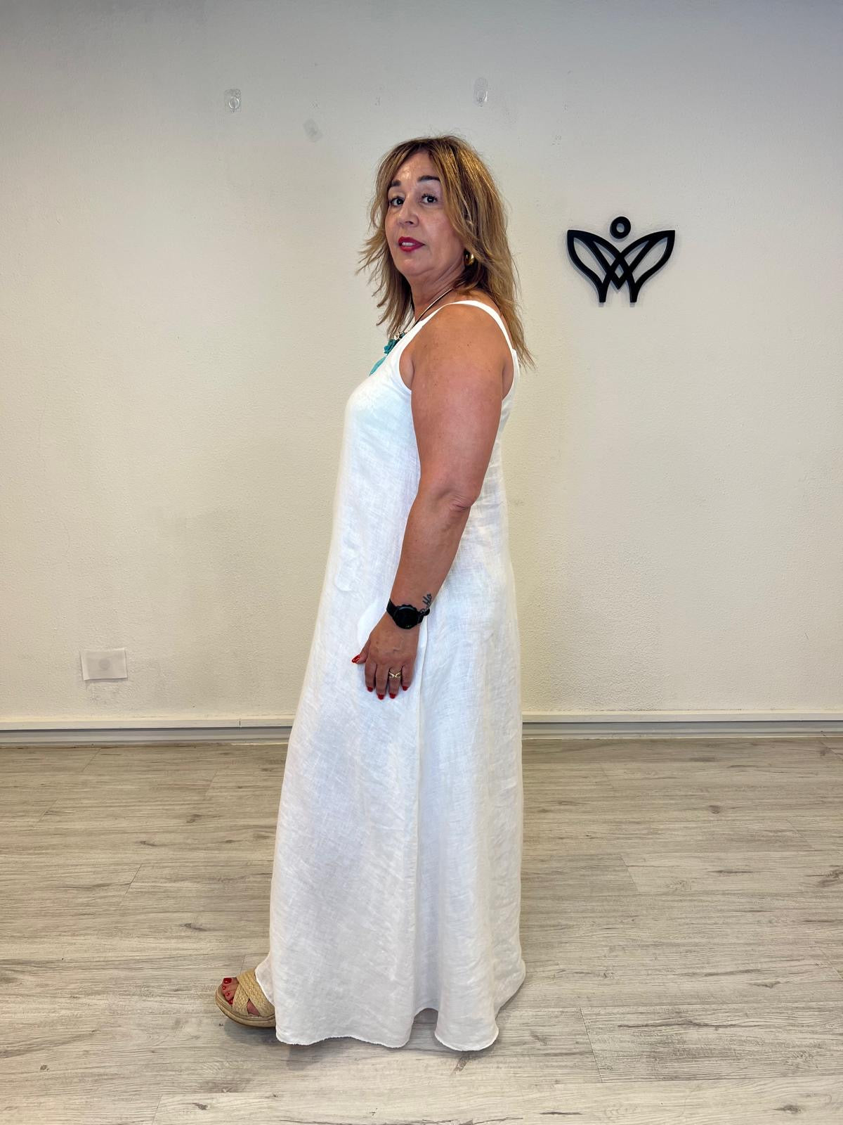 Vestido largo de lino blanco con bolsillos