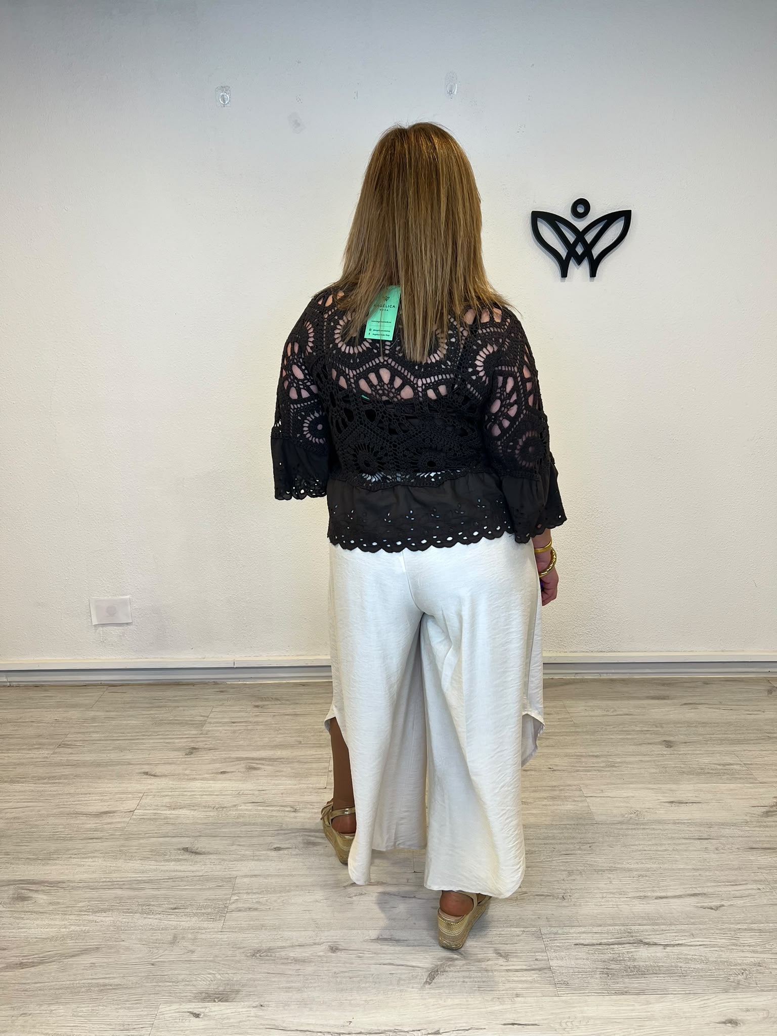 Chaqueta crochet marrón chocolate con bordado inglés