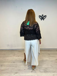 Chaqueta crochet marrón chocolate con bordado inglés