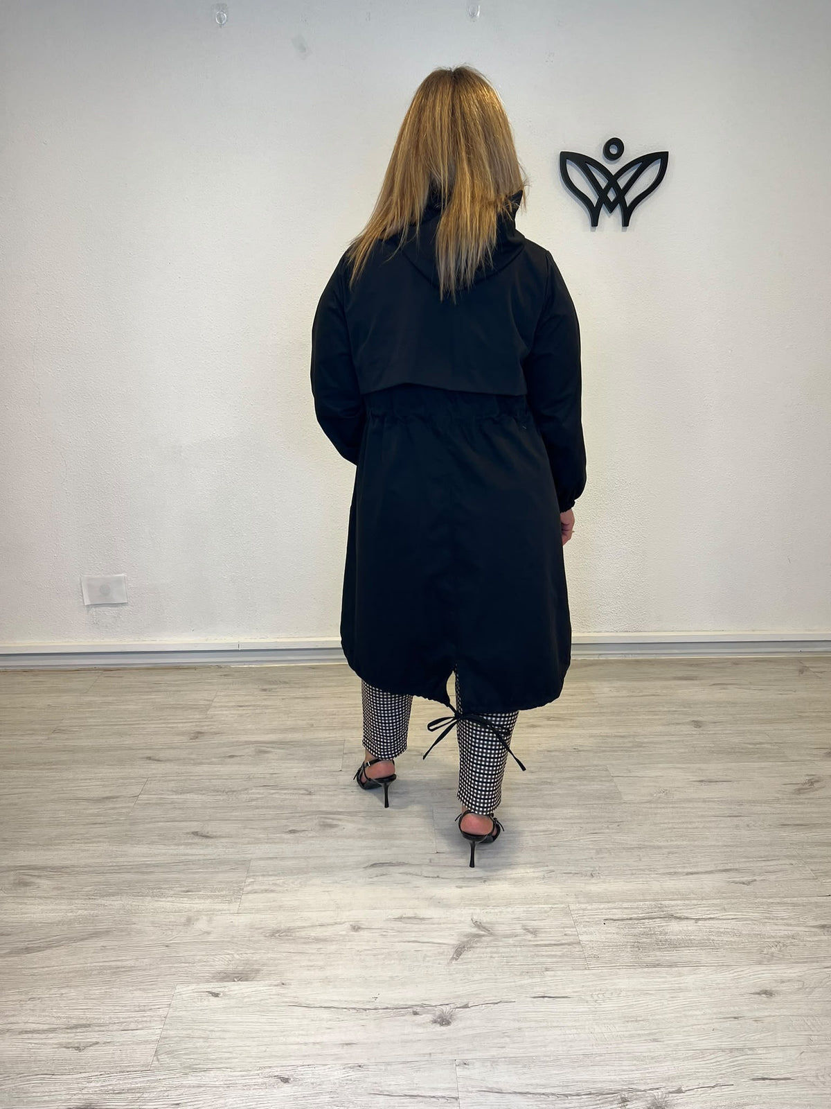 Trench gabardina negra con capucha, cintura ajustable y bolsillos