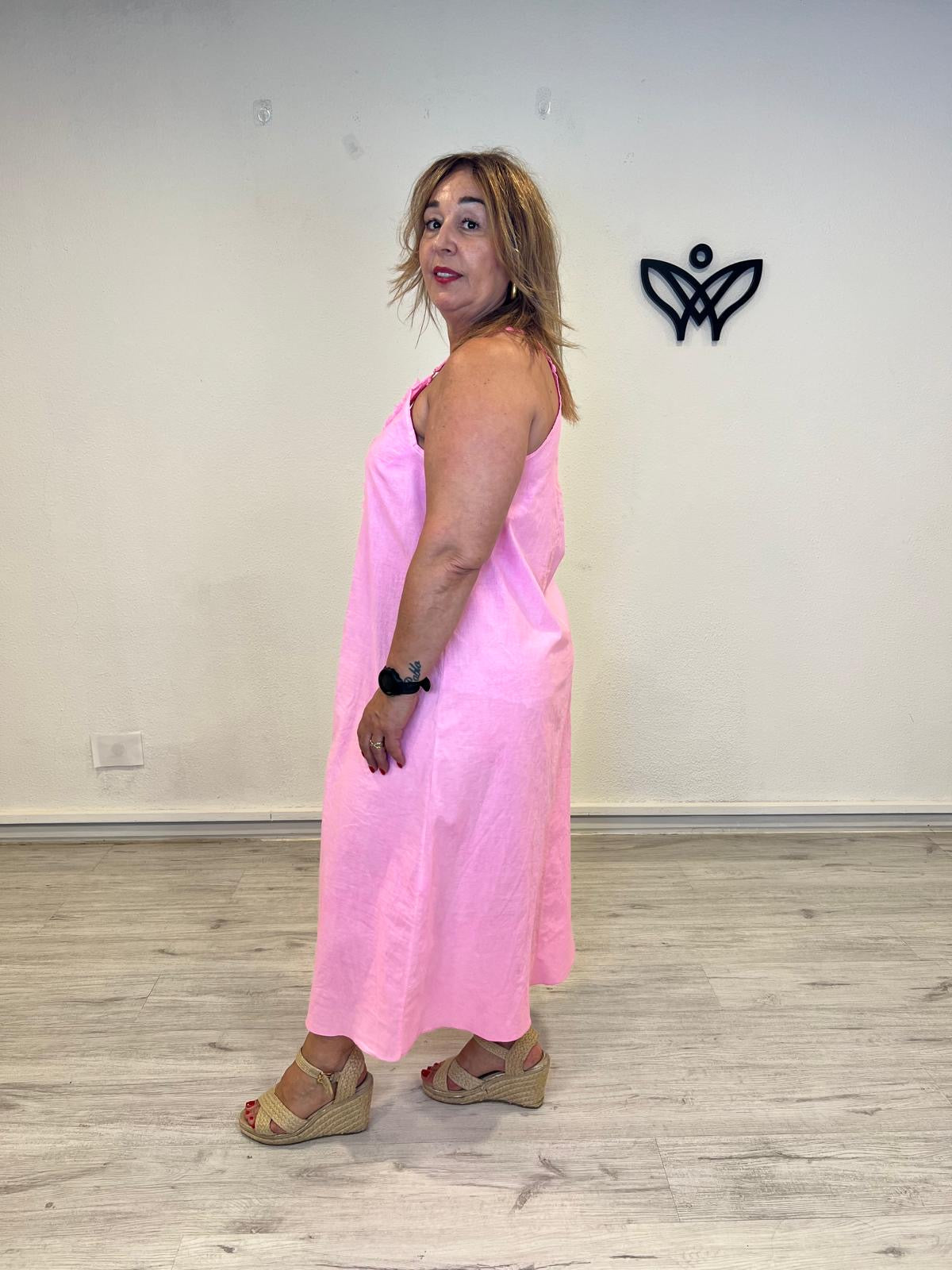 Vestido largo rosa flúor con escote en pico