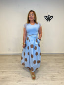 Falda midi azul con lunares marrón y bolsillos