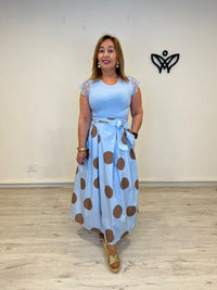 Falda midi azul con lunares marrón y bolsillos