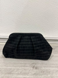 Bolso negro de polipiel fruncida con cierre de imán