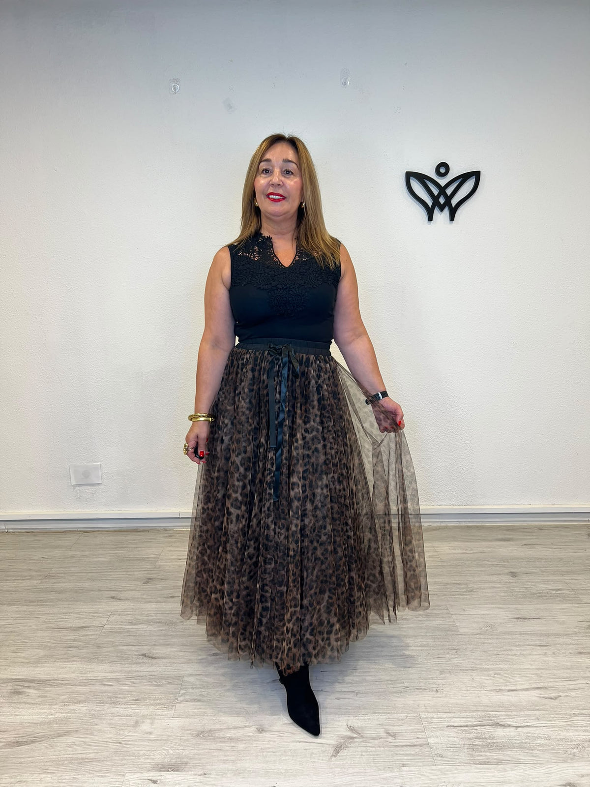 Falda midi de tul estampado animal print con lazo negro