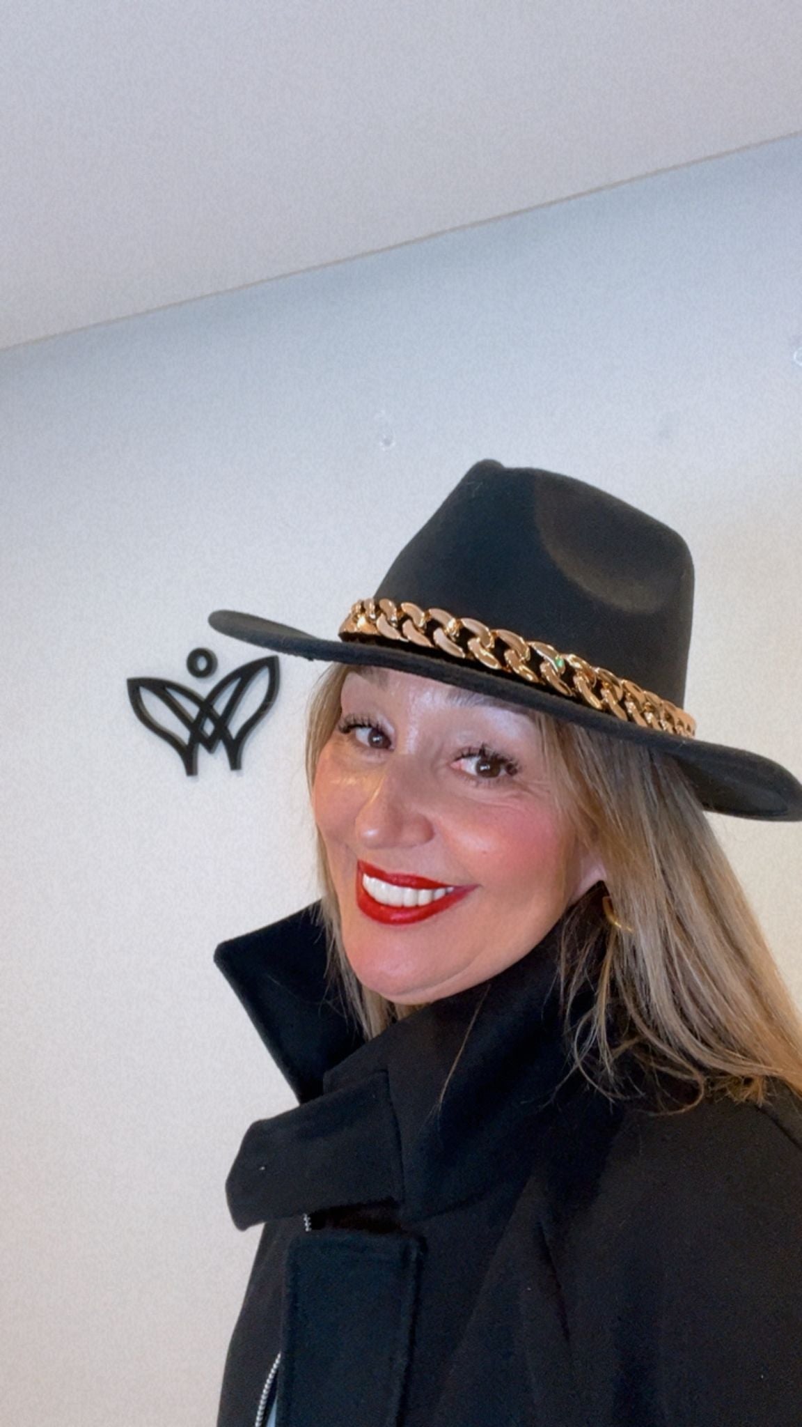 Sombrero con detalle en dorado negro