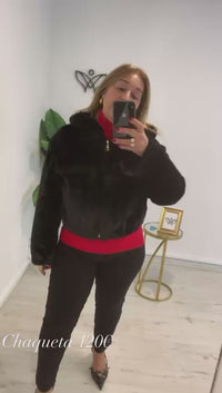 chaqueta de pelo estilo bomber con capucha negra
