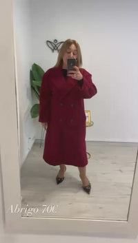 Abrigo clásico largo de paño con solapas fondo de armario burdeos