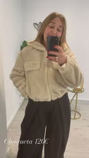 chaqueta de pelo estilo bomber con capucha beis