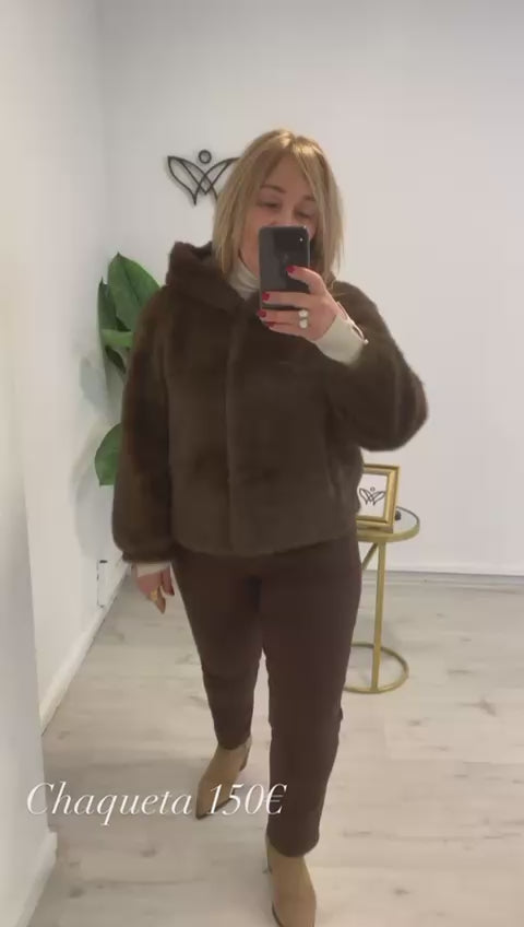 Chaqueta corta pelo imita al visón con capucha marrón chocolate