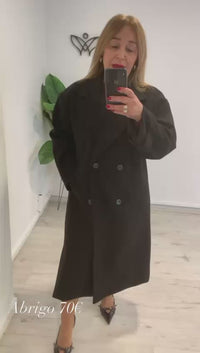 Abrigo clásico largo de paño con solapas fondo de armario negro